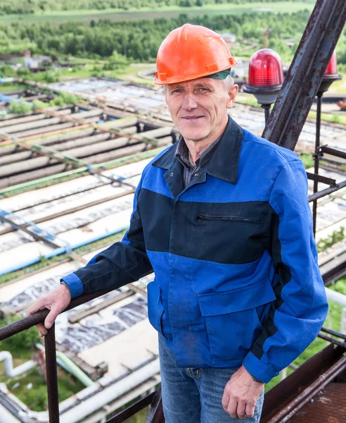 Retrato de sonriente trabajador senior caucásico permanente para la plataforma de gran altitud. —  Fotos de Stock