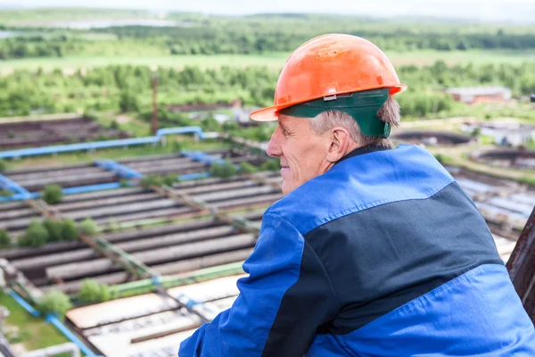 Senior kaukasischer Mann ein Handarbeiter in der Industrieanlage — Stockfoto