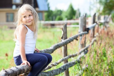 güzel küçük bir kız, yaz günü
