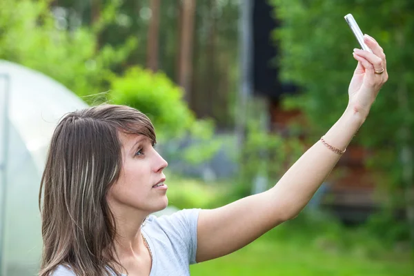 Donna caucasica che tiene su il telefono — Foto Stock