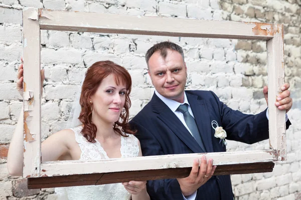 Verheugd huwelijksfeest paar omlijst — Stockfoto