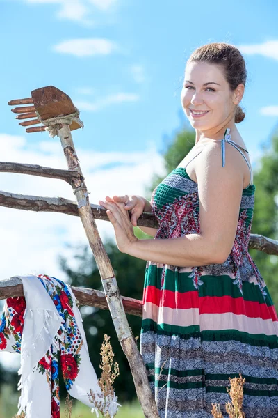 Bella donna un contadino nel villaggio a riposo dopo il lavoro manuale — Foto Stock