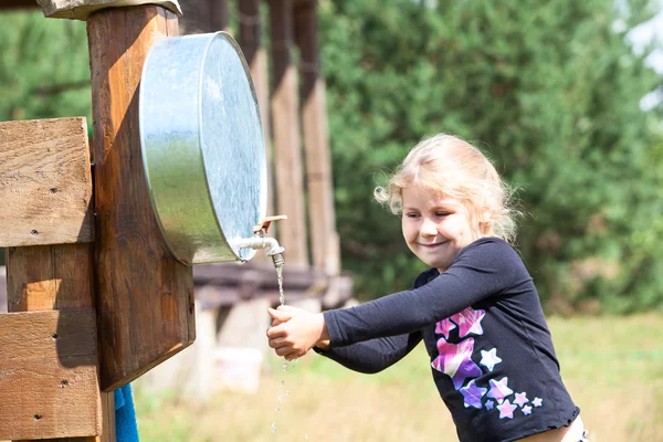 Girl washing hand in water dispenser outdoor — Stock Photo, Image