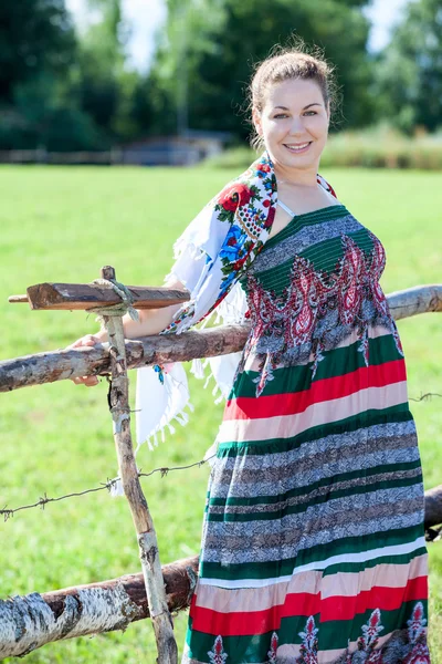 Tırmık ile ayakta countrywoman — Stok fotoğraf