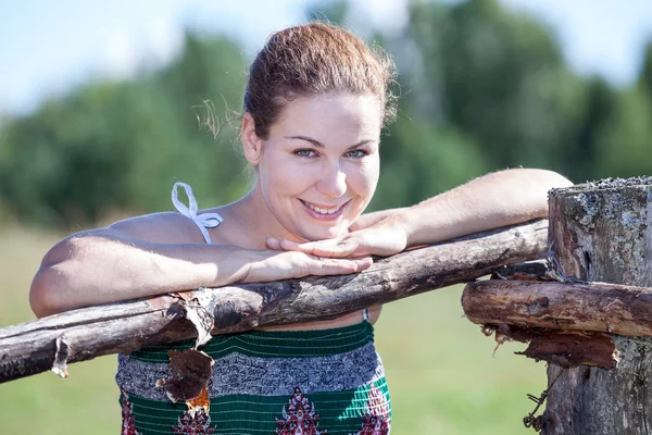 Mooie dorpsmeisje in sundress — Stockfoto