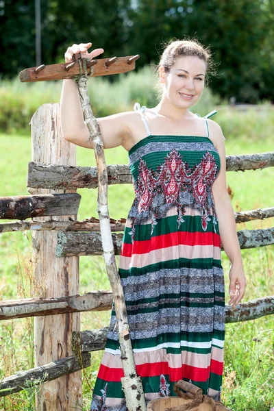 Landfrau steht mit Harken — Stockfoto