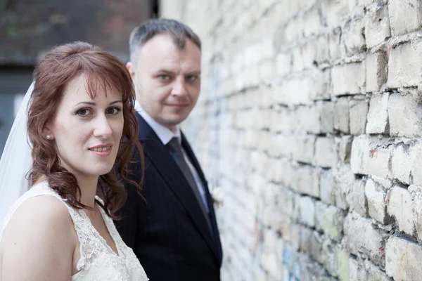 Retrato de casamento de recém-casados jovem casal de noivo e noiva — Fotografia de Stock