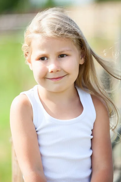 Menina caucasiana com cabelo loiro no dia de verão — Fotografia de Stock
