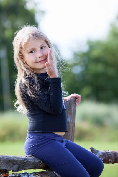 Belle petite fille, jour d'été — Photo