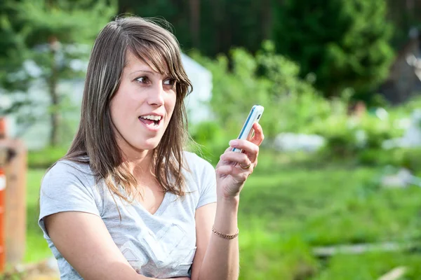 Белая женщина держит телефон — стоковое фото