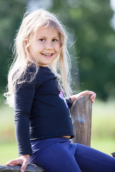 Schönes kleines Mädchen, Sommertag — Stockfoto