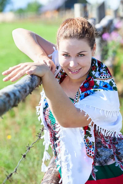 Půvabná brunetka pózuje v letní šaty v poli — Stock fotografie