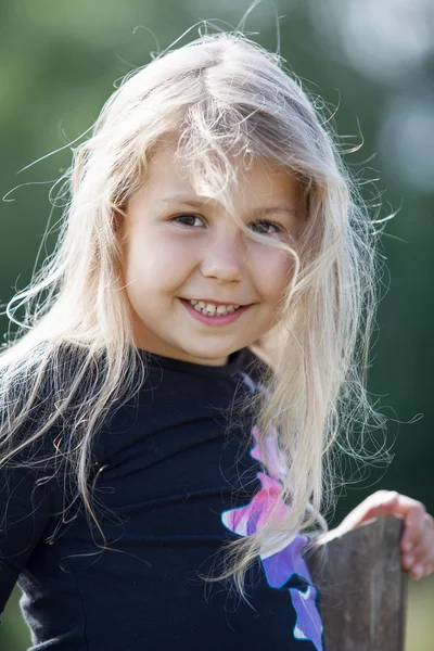 Красивая маленькая девочка, летний день — стоковое фото