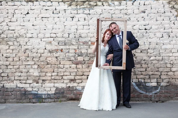 Inramade glad bröllop par — Stockfoto