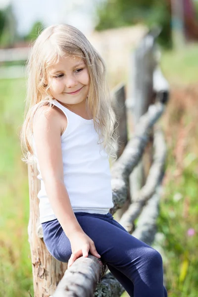 Mooi meisje, zomerdag — Stockfoto