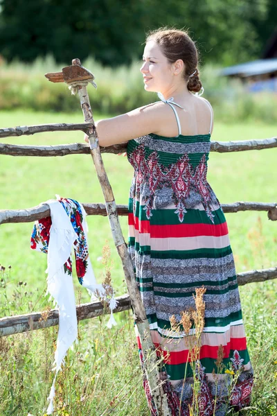 Countrywoman de pé com ancinhos — Fotografia de Stock