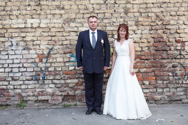Retrato de boda de recién casados pareja joven de novio y novia — Foto de Stock