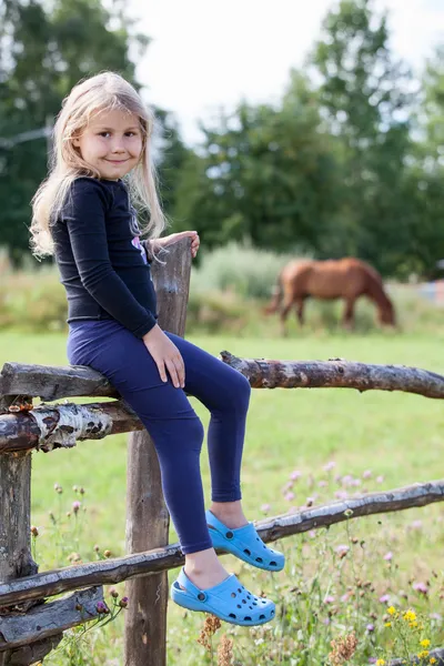 Vacker liten flicka, sommardag — Stockfoto