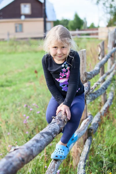 Beautiful little girl, summer day — Stock Photo, Image