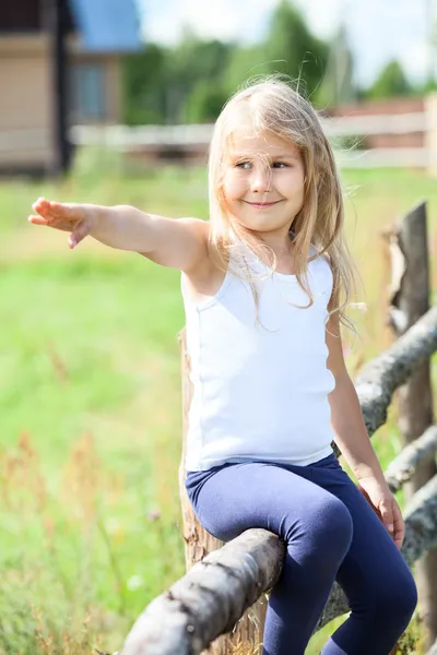 Beautiful little girl, summer day — Stock Photo, Image