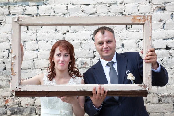 Enmarcado feliz boda pareja —  Fotos de Stock