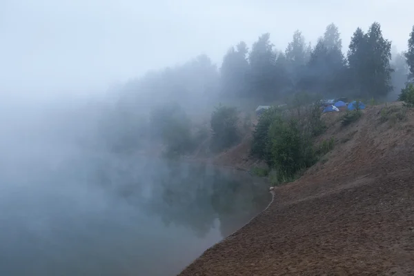 雾在湖与常设旅游帐篷 — 图库照片