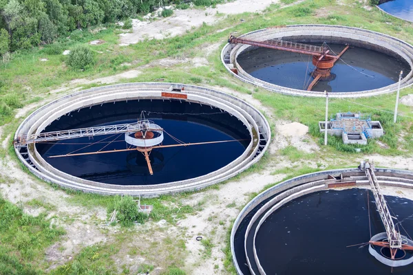 Grupo de tanques de filtragem de águas residuais na estação de tratamento — Fotografia de Stock