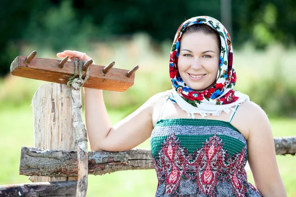 Сельская женщина с деревянными граблями — стоковое фото