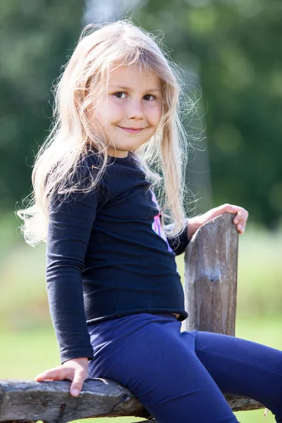 Beautiful little girl, summer day — Stock Photo, Image