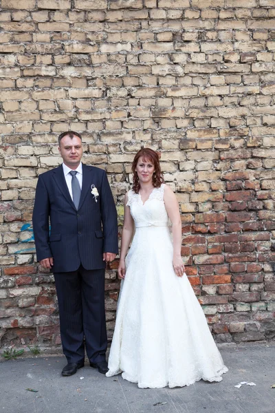 Retrato de casamento de recém-casados jovem casal de noivo e noiva — Fotografia de Stock