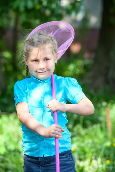 Enfant heureux avec filet papillon — Photo