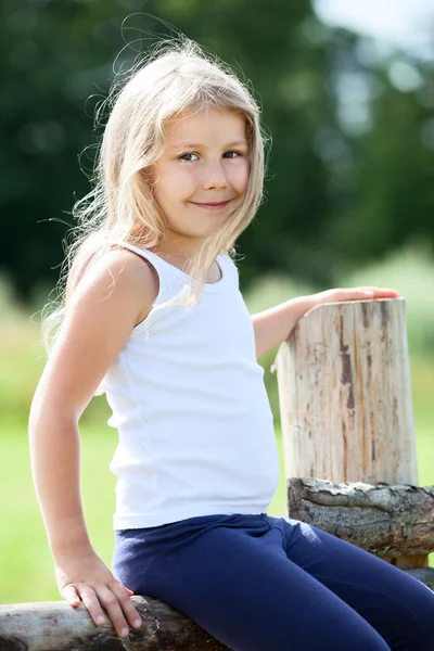 Belle petite fille, jour d'été — Photo