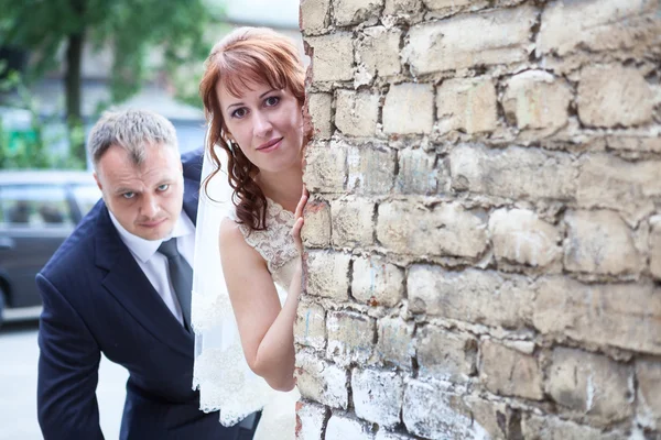 Retrato de casamento de recém-casados jovem casal de noivo e noiva — Fotografia de Stock