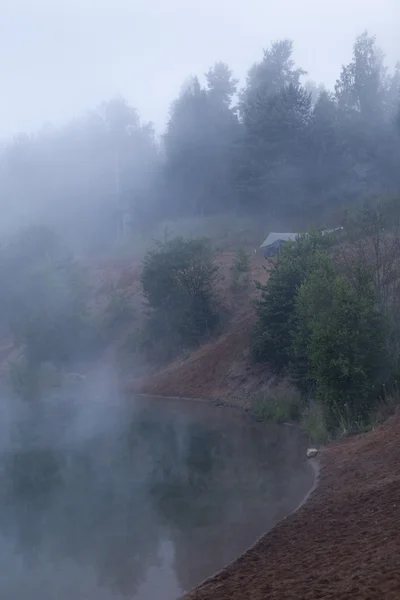 Nevoeiro no lago com tendas turísticas de pé — Fotografia de Stock