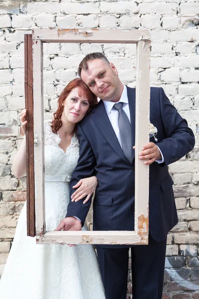 Verheugd huwelijksfeest paar omlijst — Stockfoto