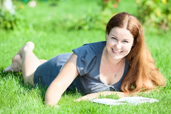 Mujer acostada sobre hierba verde — Foto de Stock