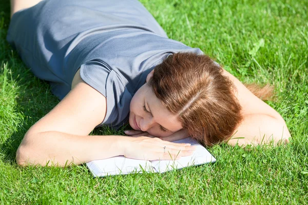 Vrouw in slaap tijdens het lezen van boek — Stockfoto