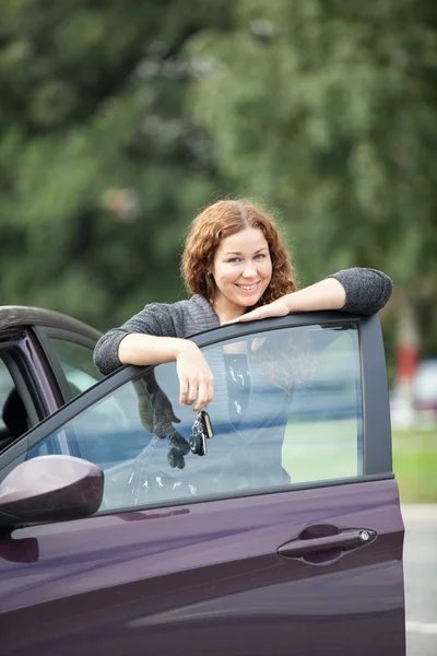 Brunette sa voiture — Photo