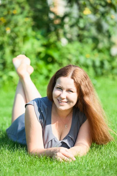 Glimlachende jonge vrouw — Stockfoto