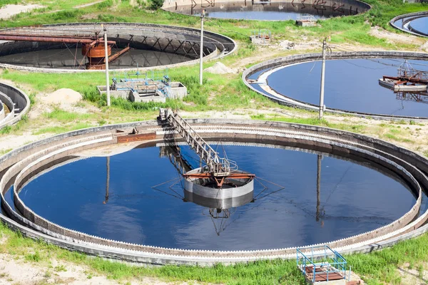 Eaux usées nettoyage avec racleurs — Photo