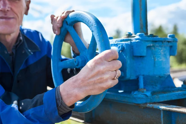 Primer plano de las manos del trabajador manual senior — Foto de Stock