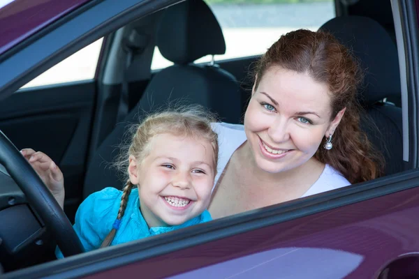 Cacasian familj i fordonet — Stockfoto