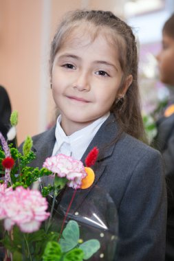 küçük liseli kız portre