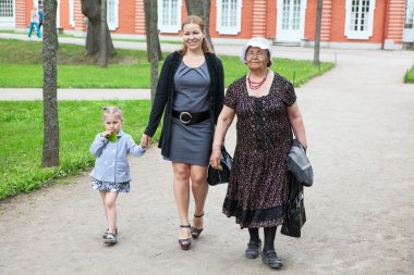 Anneanne, anne ve genç kızı Park