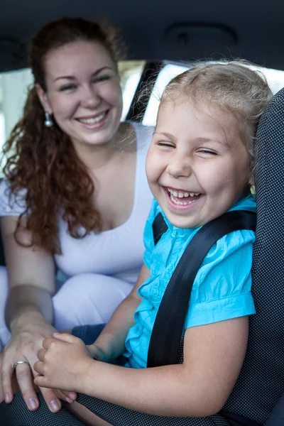 Mãe com a filha em um carro — Fotografia de Stock