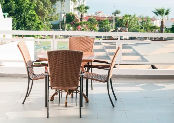 Sandalye ve masa lüks otel bahçesinde — Stok fotoğraf