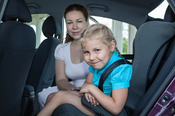 Viajar en coche con asiento de seguridad para niños —  Fotos de Stock