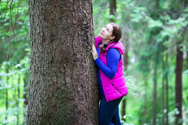 Привлекательная белая женщина, обнимающая дерево — стоковое фото