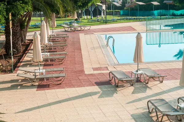 Swimmingpool på hotellet — Stockfoto