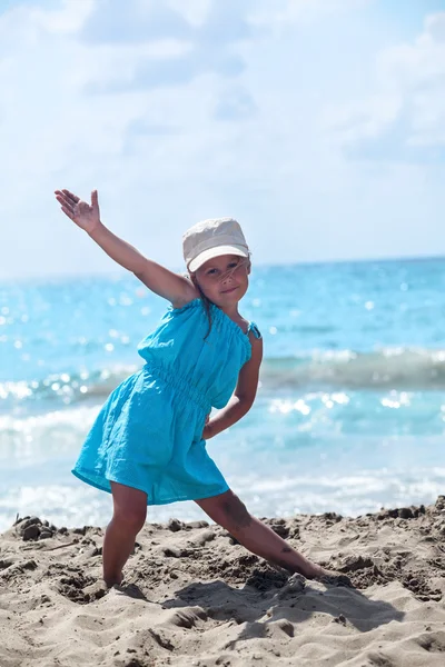 Bambino che pratica yoga sulla spiaggia del mare — Foto Stock